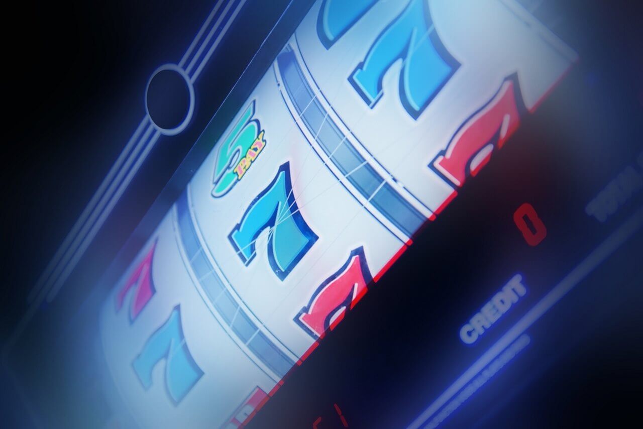 Slot machine shows the seven three times.
